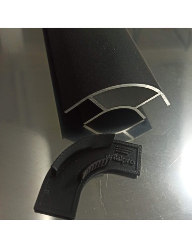 Tapón plástico para perfil curvo de aluminio en proyectos camper