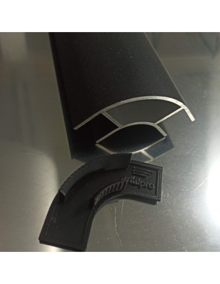 Tapón plástico para perfil curvo de aluminio en proyectos camper